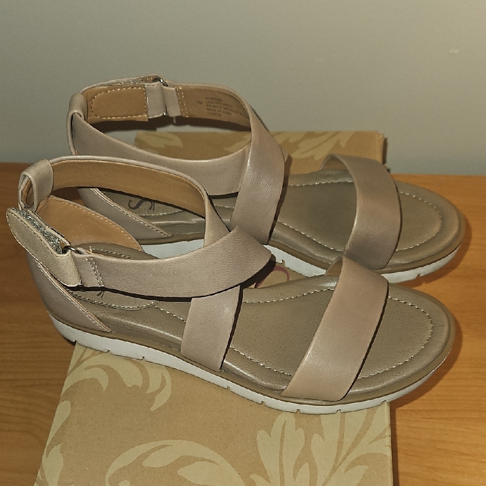 Sofft Leather Criss-cross Sandal